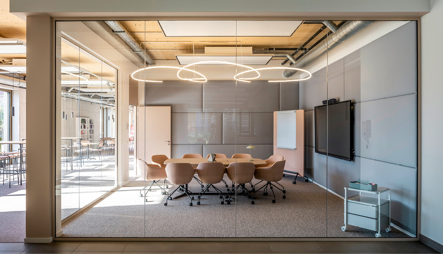 Die spezielle glasvlieskaschierte und dadurch schallabsorbierende Unterseite des Akustiksegelsystems reduziert die Nachhallzeit für eine angenehme Raumakustik in allen Räumen.