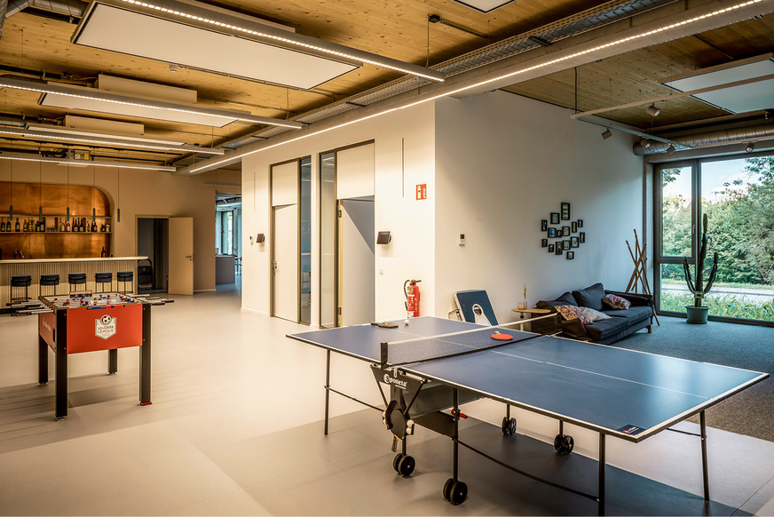 Zusätzlich wurden die kompakten und akustisch wirksamen Überströmelemente Indusilent in die Trennwände (Bildmitte) eingebaut. Wegen ihres sehr schmalen Luftschlitzes sind sie fast unsichtbar.