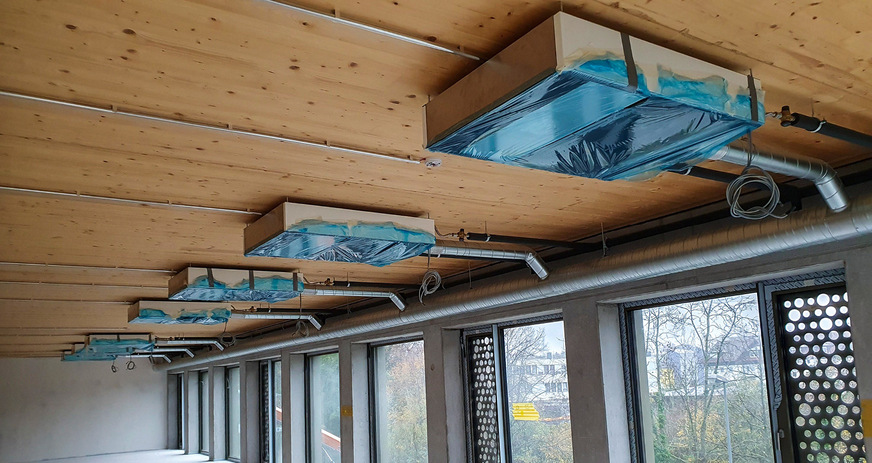 Um Verschmutzungen zu vermeiden, ist eine staubgeschützte Montage wichtig: Zuerst wird das Umluftkühlgerät installiert und erst wenn die Baustelle staubfrei und bezugsfertig ist, montiert man das Akustiksegel.