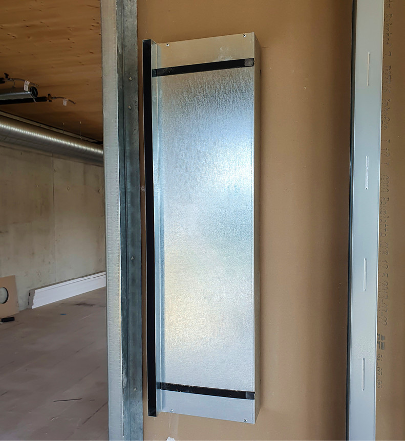 Der Einbau der Luft-Überströmelemente aus verzinktem Stahlblech erfolgt in eine Gipskarton-Ständerwand. Der Luftschlitz wird dabei spannungsfrei in den Ausschnitt der GK-Beplankung montiert und der verbleibende Spalt anschließend verspachtelt.