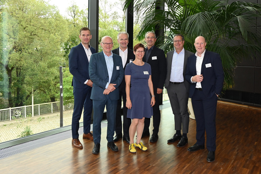 Simon Nehls, Professor Ulrich Eser, Professor Christoph Kaup, AnnettWettig, Udo Jung und Dror Peled (v. l.) sowie Karl-Walter Schuster (nicht im Bild) sind dieMitglieder des aktuellen FGK-Vorstands. Rechts im Bild: FGK-Geschäftsführer Frank Ernst.