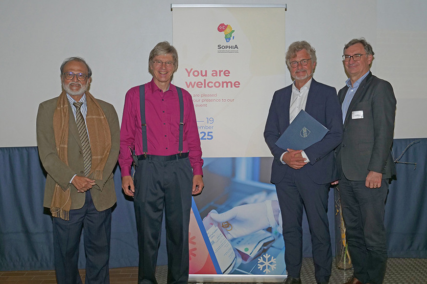 Beim Abschluss des internationalen Forschungsprojekts SophiA an der HKA (v. l.): Rajendra Shende, Gründer und einer der Direktoren der Green Terre Foundation, Prof. Dr.-Ing. habil. Michael Kauffeld, Oberbürgermeister Dr. Frank Mentrup und Prorektor Prof. Dr.-Ing. Franz Quint