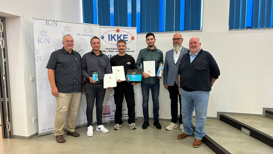 Die Prüfungsbesten mit den Prüfern.