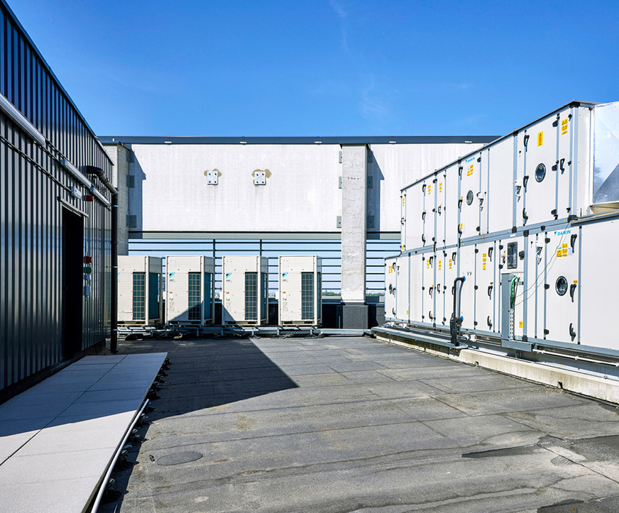 Die Frischluftversorgung im EDC erfolgt über fünf individuell angefertigte Daikin Lüftungsgeräte mit einem gesamten Luftvolumenstrom von 85.000 m³/h und einer Kühlleistung von 297 kW.