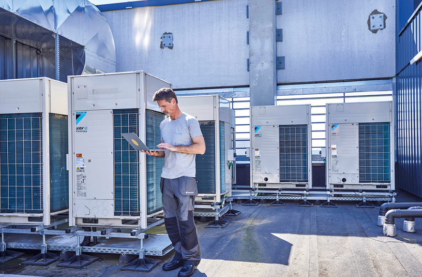 Im Bürogebäude des EDC sorgen neun luftgekühlte VRV 5 Systeme mit Wärmerückgewinnung sowie vier weitere luftgekühlte VRV 5 Systeme, die mit den Lüftungsgeräten verbunden sind, für optimale Raumklimabedingungen.