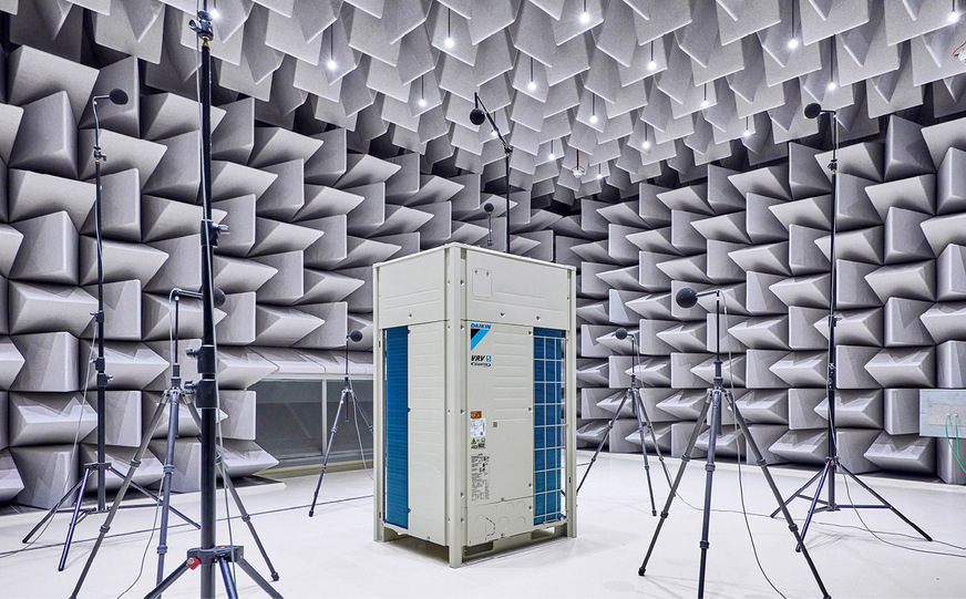 Das Forschungs- und Entwicklungszentrum verfügt über 23 Testkammern, darunter Schalltesträume, in denen beispielsweise der Schallpegel von Wärmepumpen geprüft wird.