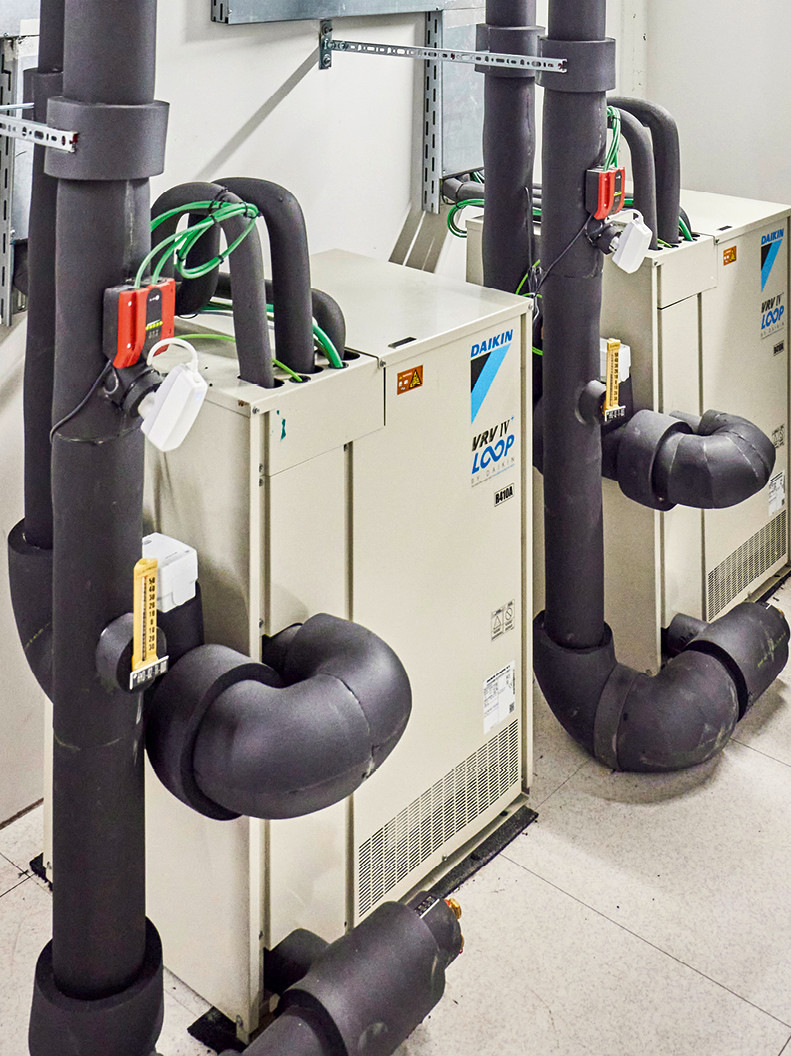 Die großen Büroetagen werden mit wassergekühlten VRV Systemen von Daikin versorgt, die jeweils eine Kühlleistung von 60 kW liefern.