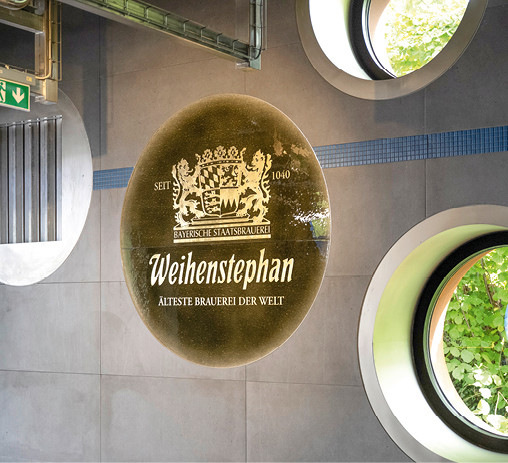 In Abstimmung mit den Architekten plante Kiefer die Außenluftnachströmung mit wärmegedämmter Jalousieklappe und vertikalen Lamellen für einen CO2-Havariefall analog den Bullaugenfenstern in der Außenwand.