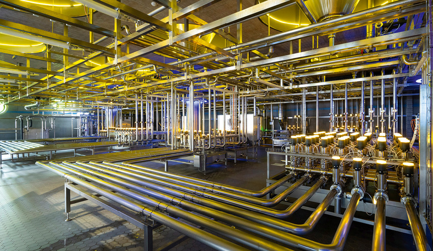 Die Tanks mit Umschaltventilen werden an der Decke in unterschiedlichen Farben illuminiert, die sich jeweils auf die darin gelagerten Biere beziehen (untergärig, obergärig und alkoholfrei).