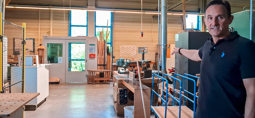 Bild 1: Auch die Holzar­beiten sind Teil der&nbsp;Herstellung. Dafür gibt es ein eigene Schreinerei.