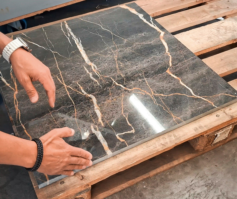 Die Granitplatte wird ebenfalls auf Millimetermaß geschnitten