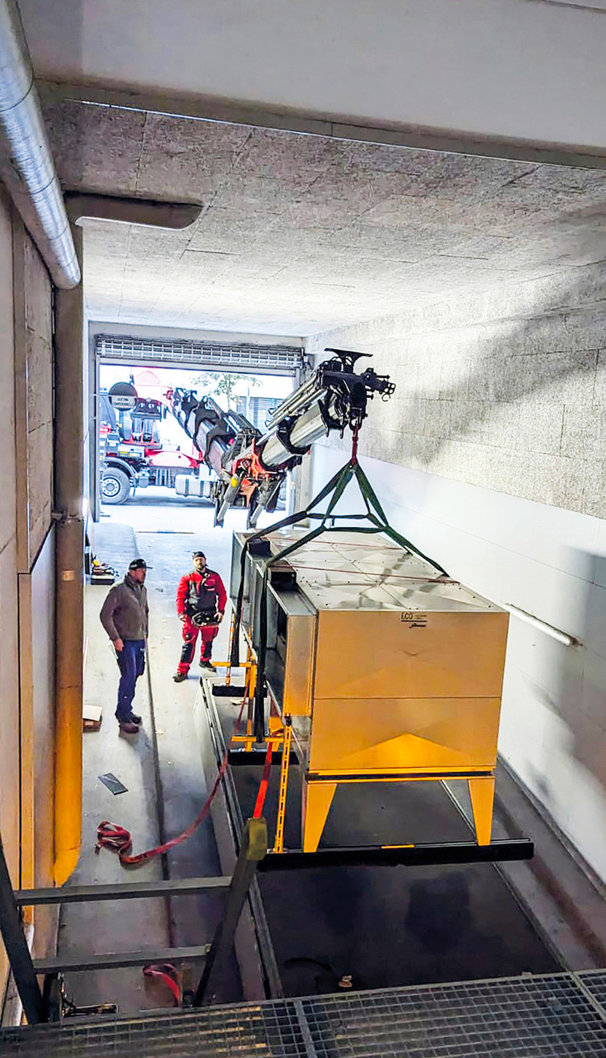 Der Gaskühler wurde mit einem Ladekran nahezu horizontal eingebracht.