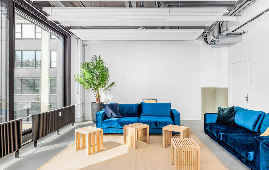 Angenehmes Raumklima trotz großer Fensterflächen: Im Gegensatz zu Ventilatoren und Klimaanlagen erfolgt die Kühlung mit den Deckenstrahlplatten gleichmäßig, lautlos und zugluftfrei.