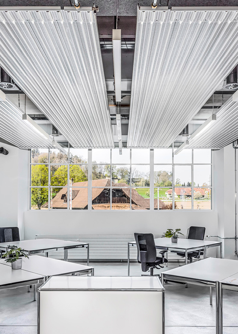 Die perforierten Deckenstrahlplatten ZFP werden nicht nur zum Kühlen, sondern auch zur Schallabsorption verwendet.