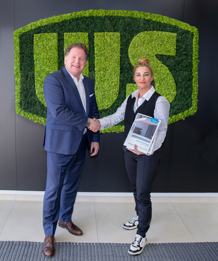 Ralph Kobsik, General Manager Central Europe and Nordics bei Midea, und Nicole Schanz, Geschäftsführerin bei WS Weinmann & Schanz GmbH,