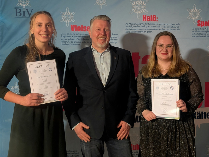 Obermeister Robert Brodersen freut sich mit der zweitbesten Absolventin ihres Jahrgangs,Lena Renata Ahrens (links), und der Drittbesten, Vanessa Michelle Tramm