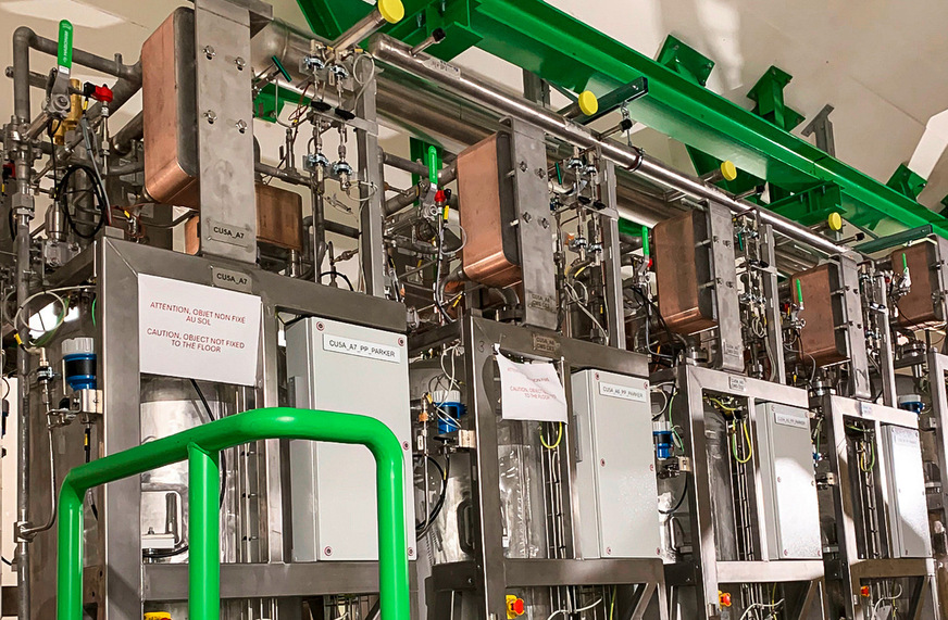 Die Anlagen für Detektorkühlsysteme sollen von 2030 bis 2045 betrieben werden, die gelöteten Plattenwärmetauschern von SWEP sind auf diesem Foto schon teilweise installiert.