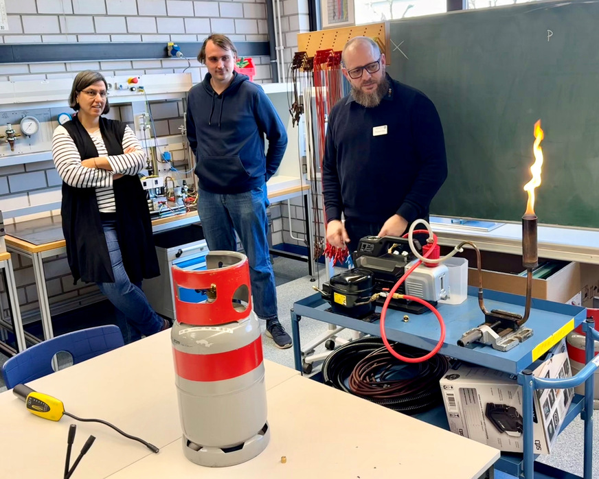 Theoretische Grundlagen der Kältetechnik, praktische Übungen im Kältelabor und Führung durch die Bundesfachschule in Maintal – den Teilnehmerinnen und Teilnehmern wurde ein abwechslungsreiches Programm geboten