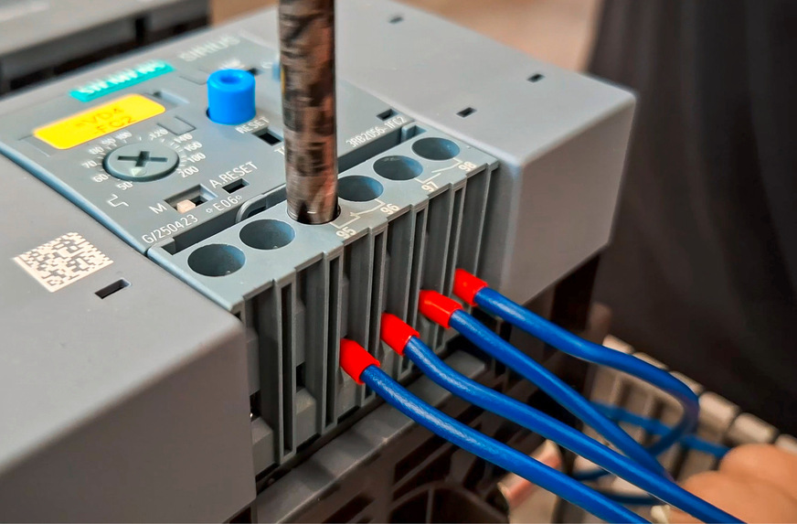 Im hauseigenen Schaltschrankbau werden die Steuerungen geplant und hergestellt.