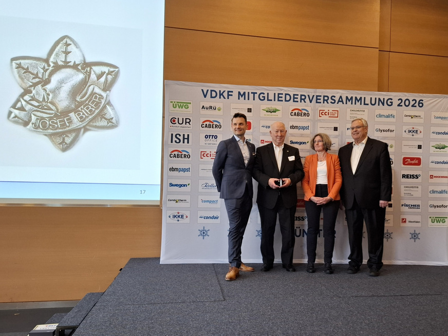 Für besonderes Engagement für die Kältebranche: Dr. -Ing. Rainer M. Jakobserhält die Josef-Biber-Verdienstnadel.