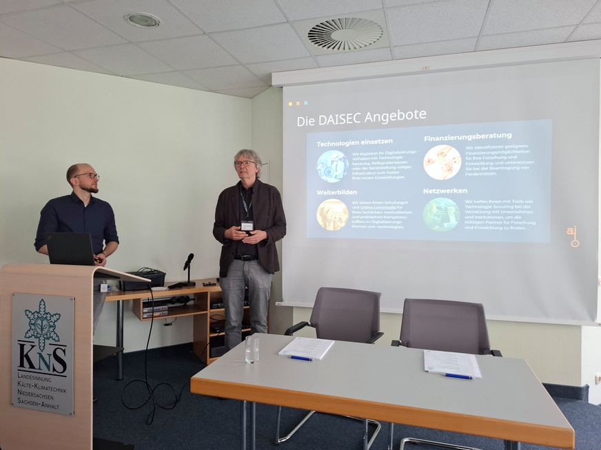 Cybersecurity wird auch im Handwerk zum Schlüsselthema: Jan-Ulrich Holtgrave und Walter Pirk von DAISEC erläuterten, wie sich Betriebe gegen Phishing, Social Engineering und Ransomware besser wappnen können.