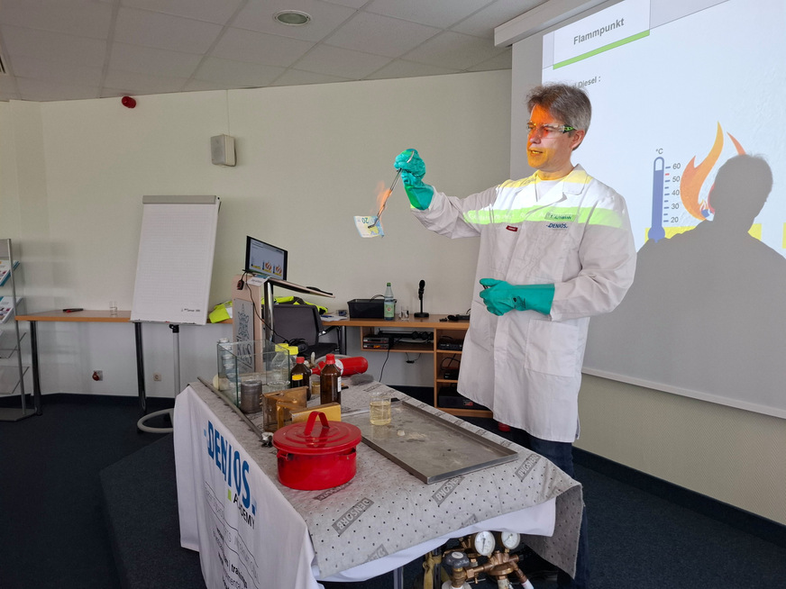 t anschaulichen Experimenten vermittelte Tobias Authmann von Denios SE, welche Gefahren von Dämpfen, Druckbehältern, Staub und elektrostatischer Aufladung im Arbeitsalltag ausgehen können.