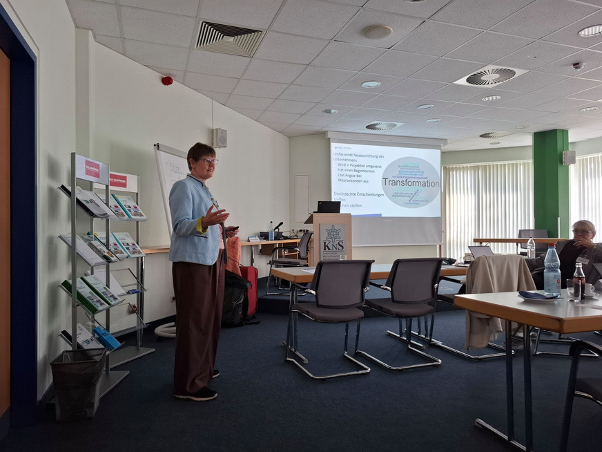 Führung im Wandel: Prof. Dr. Antje-Britta Mörstedt zeigte, warum Empathie, technologische Kompetenz und die Fähigkeit zur aktiven Gestaltung von Veränderung für Führungskräfte immer wichtiger werden.