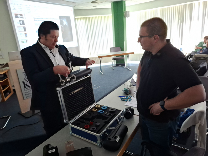 Praxisnaher Einblick in Systemlösungen: Timo Gülck und Sven Lükemeier präsentierten mit Cool-Fit von Georg Fischer ein Konzept für einfache, effiziente und nachhaltige Kühlung.