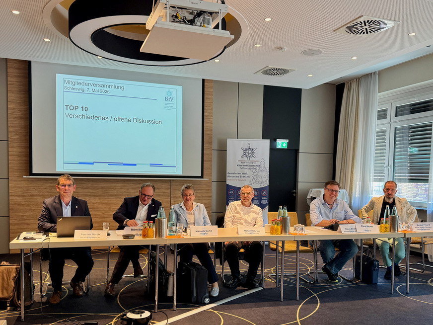 Auf dem Podium saßen (von links nach rechts): Torsten March (BIV-Geschäftsführer), Björn Sielaff (Bundesinnungsmeister), Manuela Gerke (Vorstand), Walter Kehrein (Innung Niederrhein), Claus Becker (Vorstand / Innung Rheinland-Pfalz), Markus Freund (Innung Hessen-Thüringen / Baden-Württemberg)