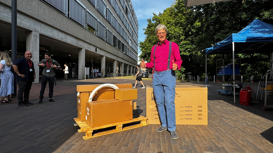 Für den World Refrigeration Day 2026 hat Remko eine „50 Jahre-Remko-Jubiläums-Version“ einer Mono-Split-Anlage zur Verfügung gestellt, die der KältenKlub an diesem Tag übergeben hat. Komplett mit Kältemittelrohre, Kondensatleitungen und allen, was für die Installation notwendig ist.