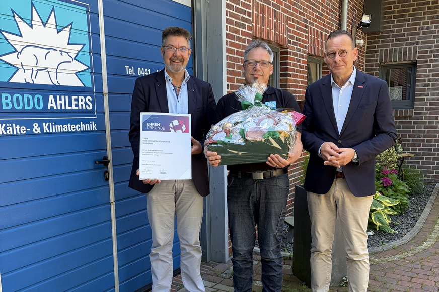 Auf sein 30-jähriges Betriebsjubiläum konnte Bodo Ahlers aus Wiefelstede, Obermeister der Innung für Kälte- und Klimatechnik Bremen-Oldenburg (Mitte), im Beisein von Kreishandwerkmeister Andreas Speckmann (links) und Geschäftsführer Holger Ukena zurückblicken