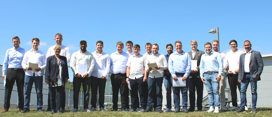 Gruppenbild:&nbsp;16 neue Mechatroniker für Kältetechnik in Springe.