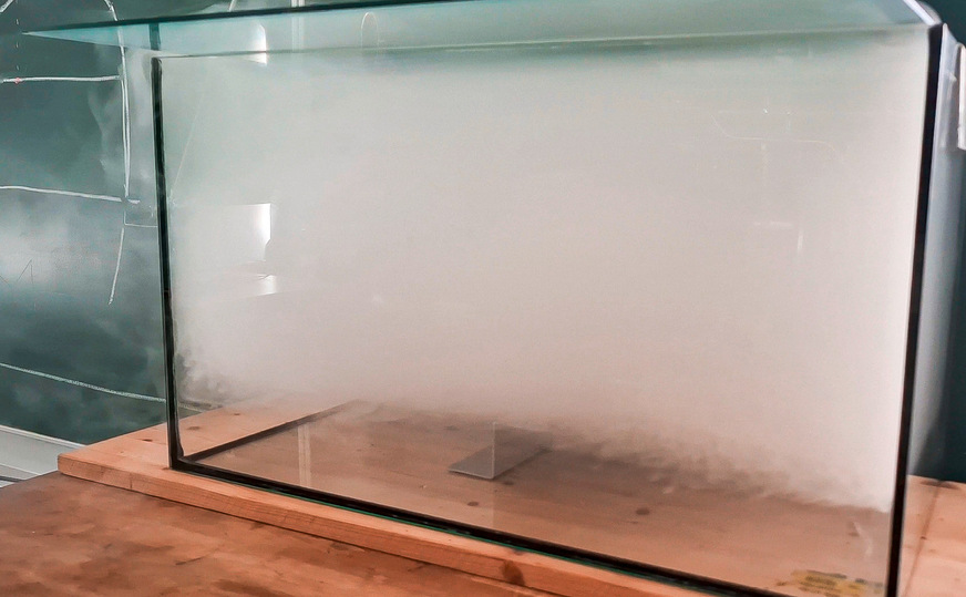 Der anschauliche Versuch simuliert, wie CO2 einen raum von unten her füllen kann. Gerade in einem Maschinenkeller ist das gefährlich.