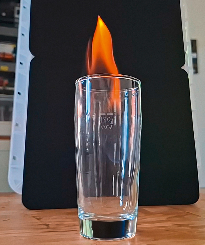In dieses Glas wurde zur Demonstration Propan „eingeschüttet“