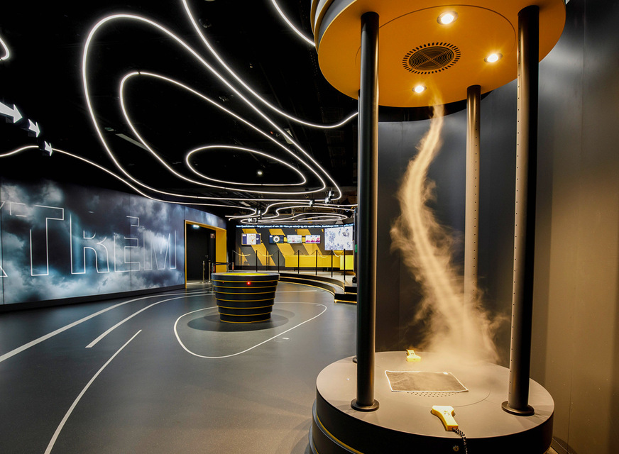 Besucher der Ausstellung „Wetterextreme“ erleben Szenarien wie große Hitze, Starkregenereignisse oder Wirbelstürme und erfahren mehr über sie. Die Showeffekte werden durch Automations-Sonderlösungen von Kieback&Peter unterstützt.