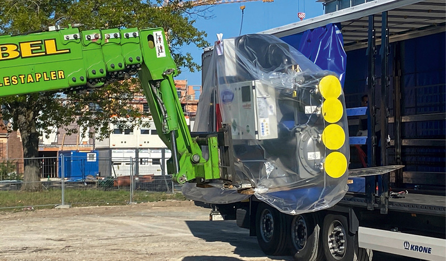 Carrier-Wärmepumpe bei der Anlieferung an die Baustelle des Sancura Parks.
