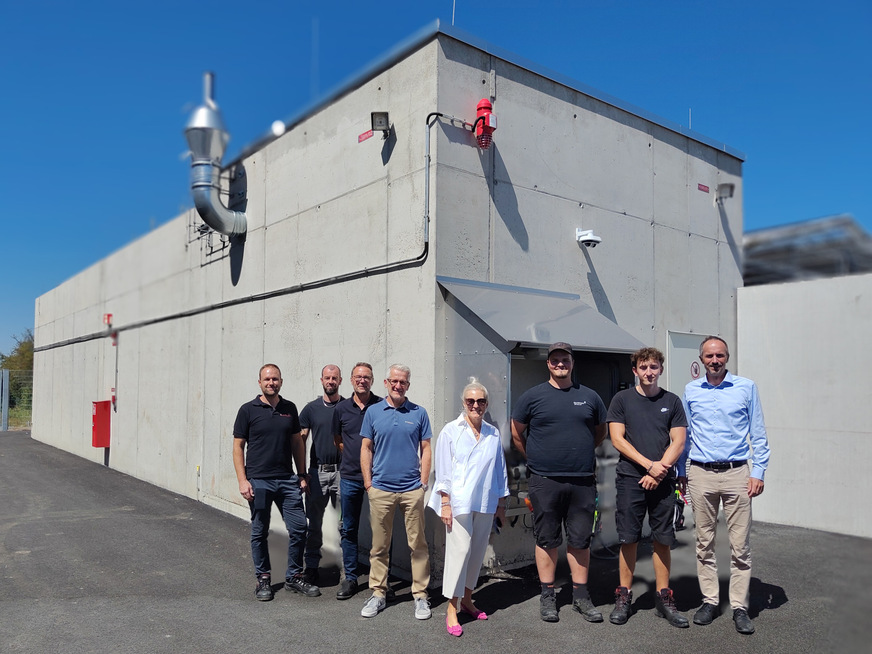 Ende Juli nahm Glen Dimplex die neue zentrale R290-Kältemittelversorgung in Kulmbach in Betrieb. Herzstück der Anlage ist ein Propan-Lagerbehälter mit knapp 20 t Fassungsvermögen. Das Foto zeigt Geschäftsführerin Kerstin Wolff (Mitte) gemeinsam mit den am Projekt beteiligten Mitarbeitern (von links nach rechts) Markus Wernlein, Manuel Hacker, Bernd Stenglein (alle Team Gebäudetechnik), Klaus Limmer, Director Finance, Compliance & IT, Constantin Thoma, Timmy Buß (beide Team Gebäudetechnik) und Dr. Thomas Jakob, Director Engineering & Operations, am Tag der Inbetriebnahme.