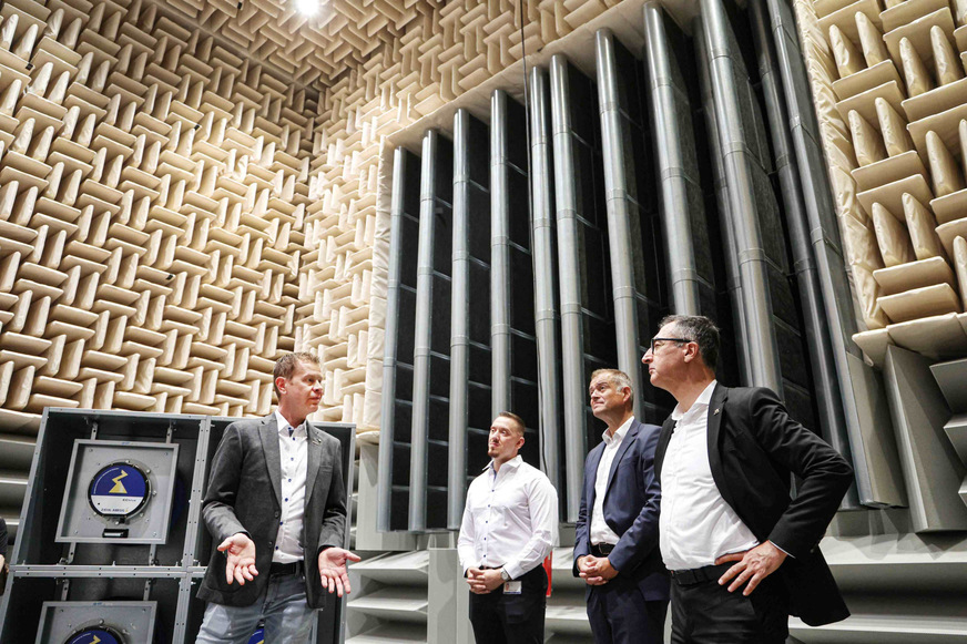 Laborleiter Achim Kärcher (links) erklärt den Aufbau der weltgrößten kombinierten Messkammer für Ventilatoren; Zuhörer sind Ministerpräsident Cem Özdemir (von rechts), Vorstandsvorsitzender Joachim Ley und Betriebsratsvorsitzender Rinor Imeri.&nbsp;&nbsp;