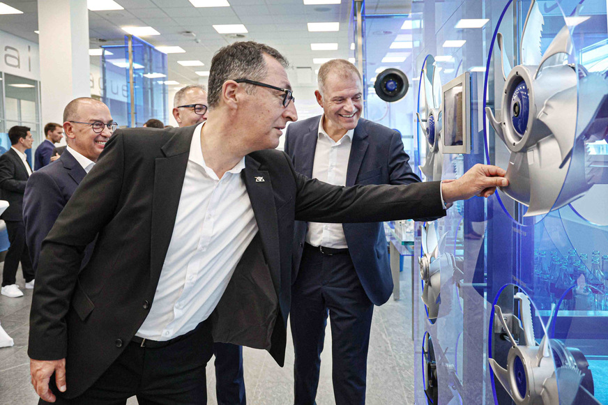 Ministerpräsident Cem Özdemir (Vordergrund) macht sich ein Bild von den bionisch optimierten Ventilatorschaufeln; im Hintergrund (von rechts) Vorstandsvorsitzender Joachim Ley, Finanzvorstand Marco Altherr und Technikvorstand Wolfgang Mayer.&nbsp;
