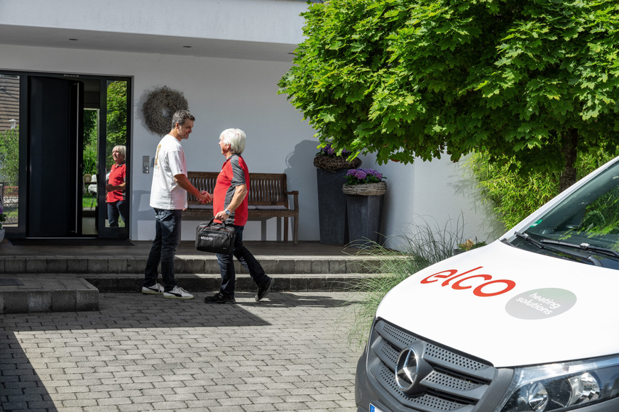 Für Elco sind die Servicetechnikerinnen und Servicetechniker ein zentraler Teil des Markenversprechens. Sie nehmen Anlagen in Betrieb, führen Wartungen durch, beheben Störungen und begleiten Heizsysteme und damit Kundinnen und Kunden über viele Jahre hinweg.