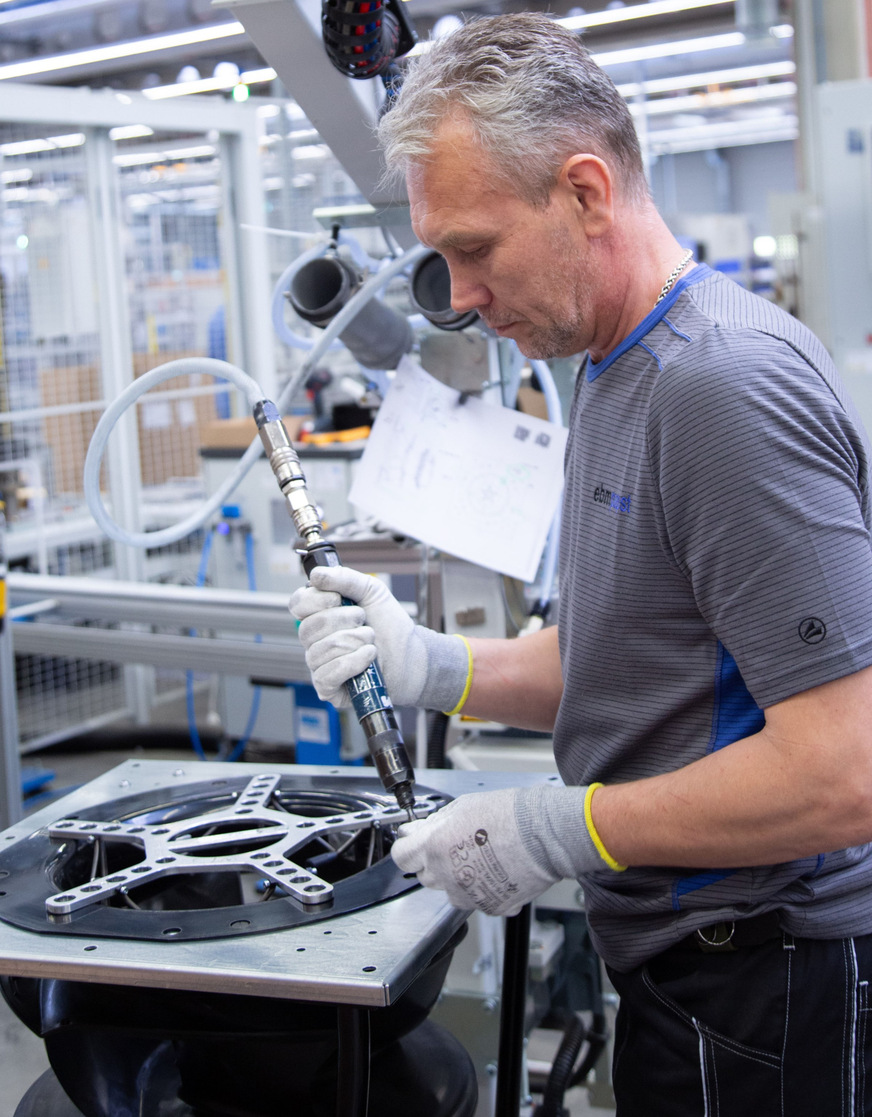 ebm-papst setzt seit über 60 Jahren mit Innovationen in den Bereichen Aerodynamik, Motortechnik, Elektronik und Digitalisierung international Standards.