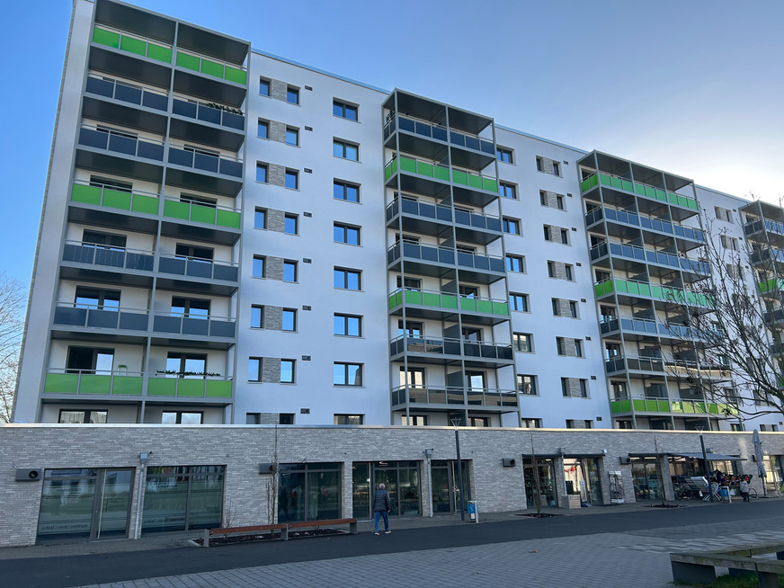 Im Rahmen einer kompletten Neugestaltung des Königsberger Platzes in Leverkusen-Rheindorf wurde das Wohnhaus KP812 innerhalb kürzester Zeit komplett saniert und hochwertig ausgestattet. Um den KfW-Standard 40 zu erreichen, kam Lüftungstechnik mit hoher Wärmerückgewinnung von Kermi zum Einsatz. Zudem wurden effiziente Heizkörper von Kermi eingebaut.
