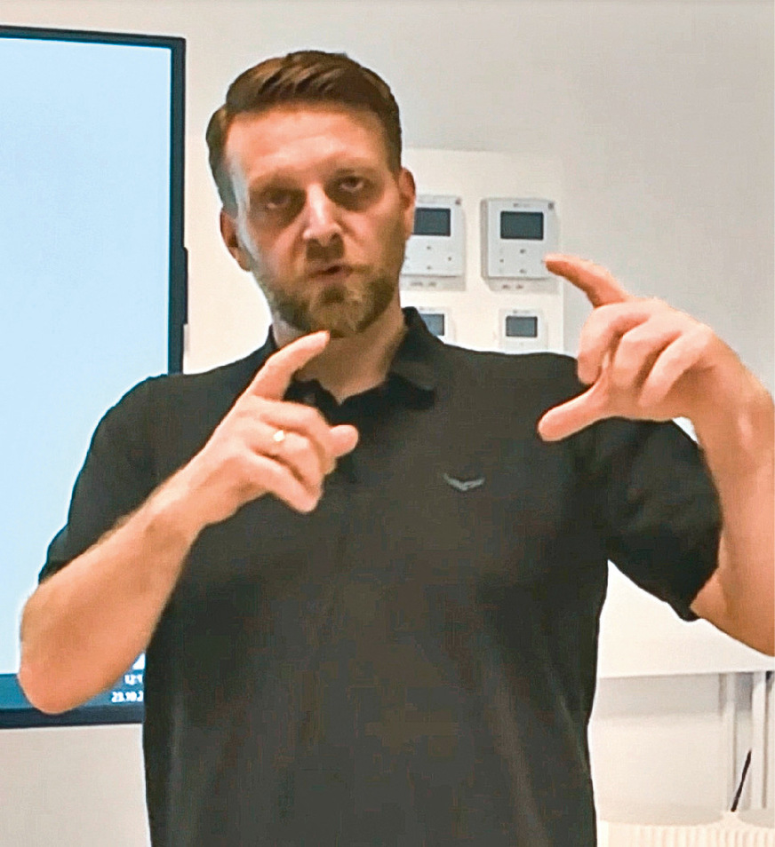 Kai erklärt in seinem Vortrag die Wärmepumpe.