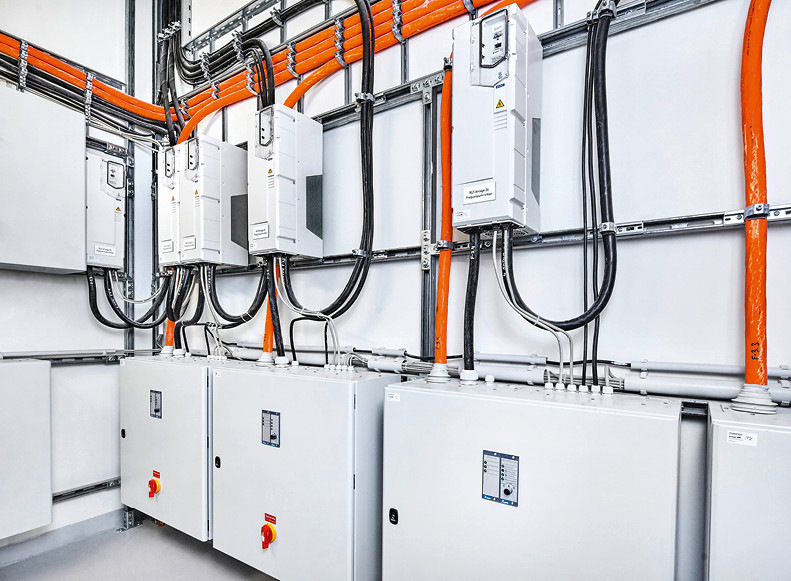 Für seine drehzahlgeregelten Entrauchungsventilatoren verwendet Trox X-Fans den Frequenzumrichter ACH580 von ABB, in dem der Notfallmodus Override integriert ist.