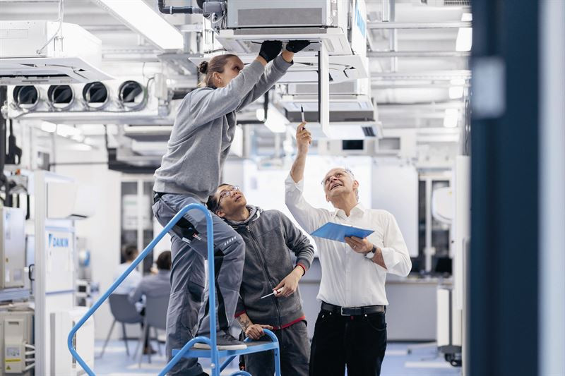 Mit ihrem Trainingsangebot unterstützt die Daikin Academy Fachkräfte dabei, ihr Wissen für den täglichen Einsatz zu erweitern.