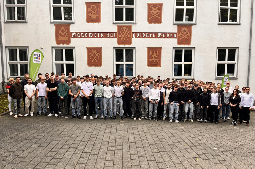 Angehende Mechatroniker für Kältetechnik mit Schulleiterin Stephanie Kluth sowie Fach- und Klassenleiter