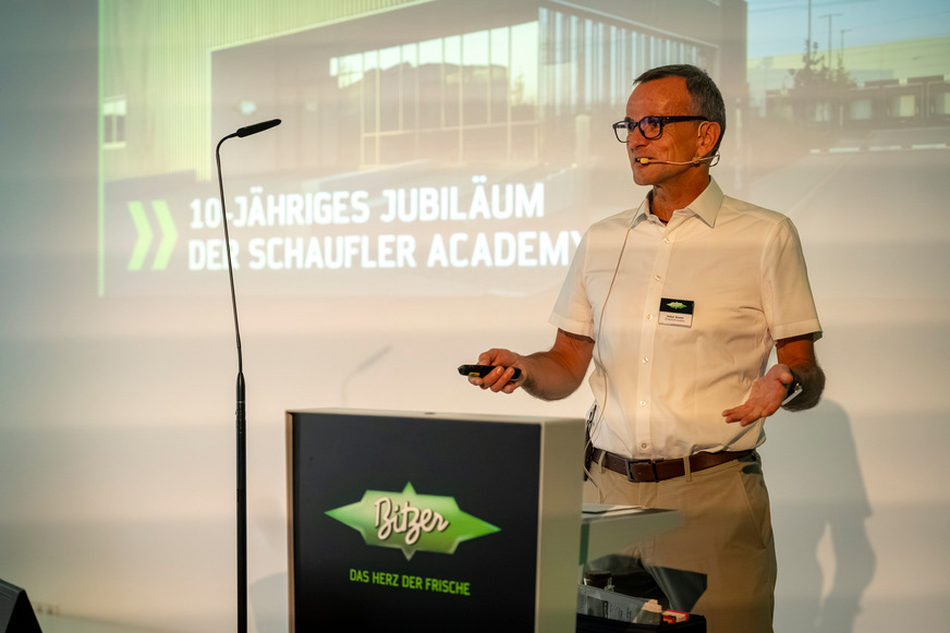 Volker Stamer, Direktor der Schaufler Academy, begrüßte die Besucherinnen und Besucher und stimmte sie auf die Jubiläumsveranstaltung ein. An insgesamt 18&nbsp;Stationen und bei Live-Vorführungen konnten sie Wissenschaft und Technik praxisnah erleben.