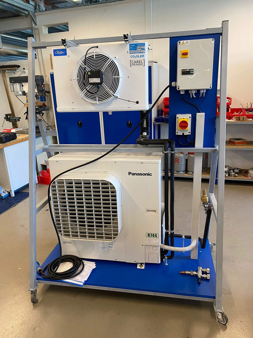 Eine mobile Vorführanlage mit Panasonic-CO2-Kältetechnik ergänzt an der IKKE in Duisburg den theoretischen Unterricht um praktische Übungen.
