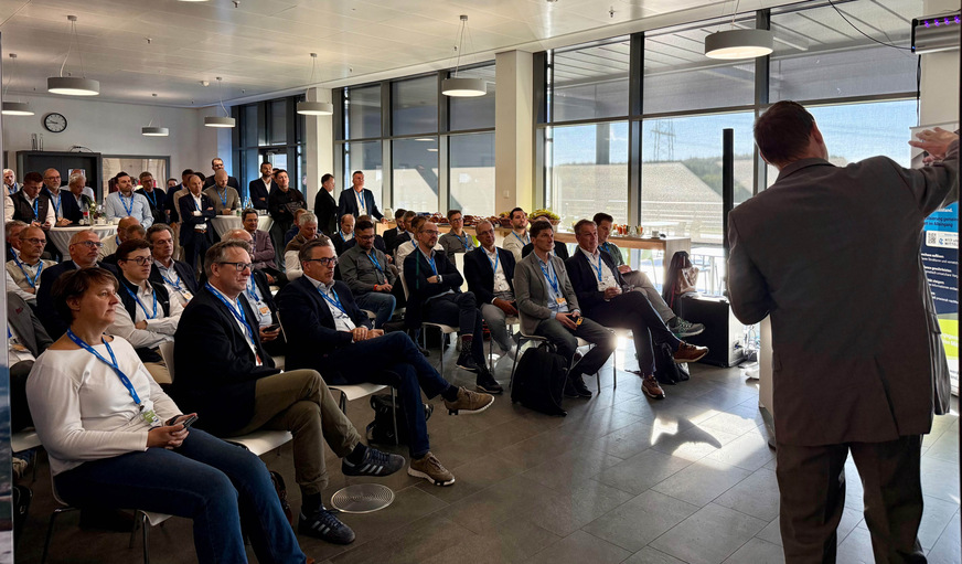 Bei Fachvorträgen und Workshops tauschten sich die Mitglieder von Next Level Mittelstand über die Einführung des Digitalen Produktpasses, neue Geschäftsmodelle und digitale Wertschöpfung aus.