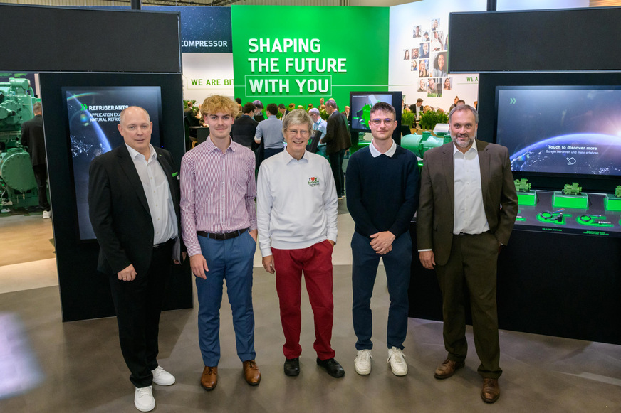 Von links: Rainer Große-Kracht, Bitzer, Preisträger nikolas Spanuth, Prof. Dr.-Ing. habel. Michael Kauffeld, HKA, Preisträger Aaron Fischer, Prof. Dr.-Ing. Matthäus Wollfarth, HKA.